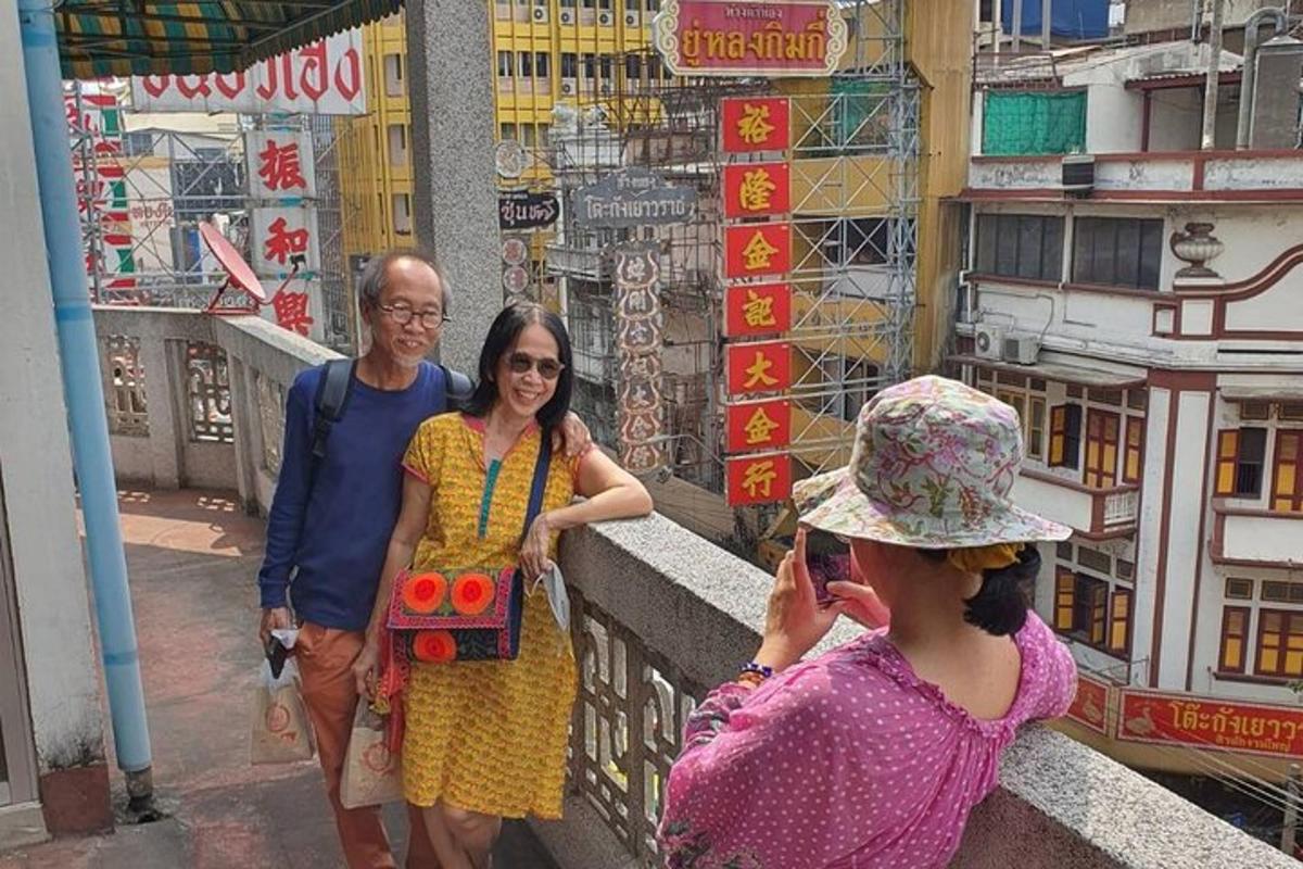 zwei Frauen und ein Mann, die ein Foto von einer Frau machen