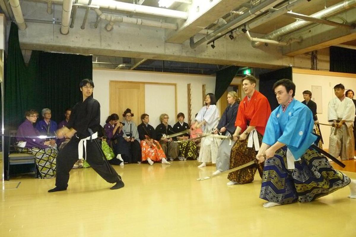 eine Gruppe von Menschen, die auf einer Tanzfläche tanzen