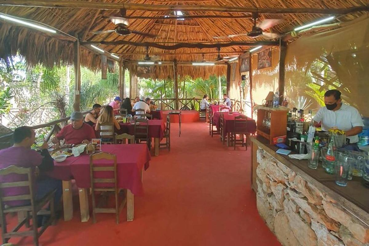 skupina lidí sedících u stolů v restauraci