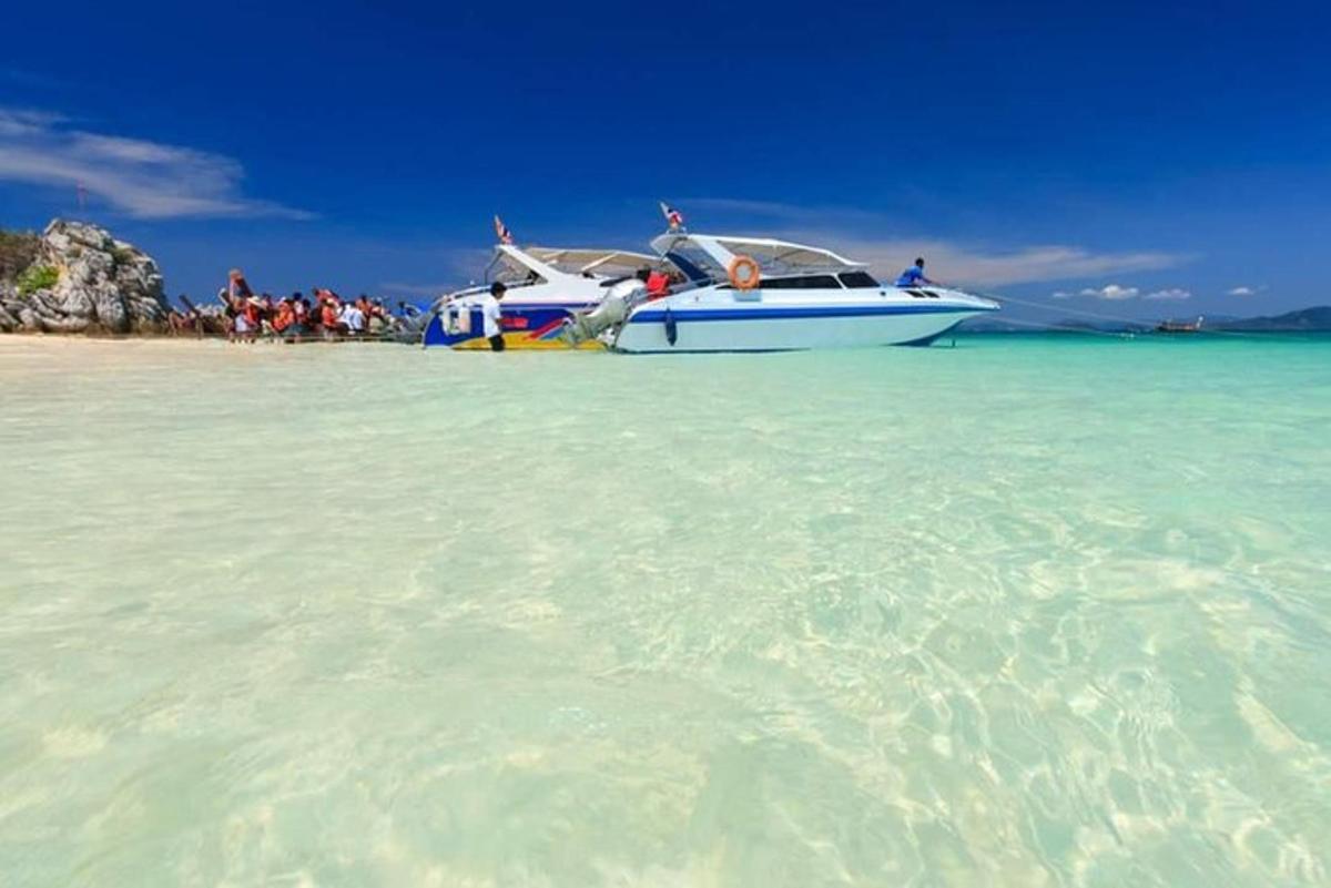 Un barco estacionado en el agua en una playa