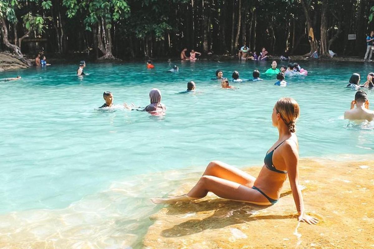 seorang wanita duduk di dalam air di kolam renang