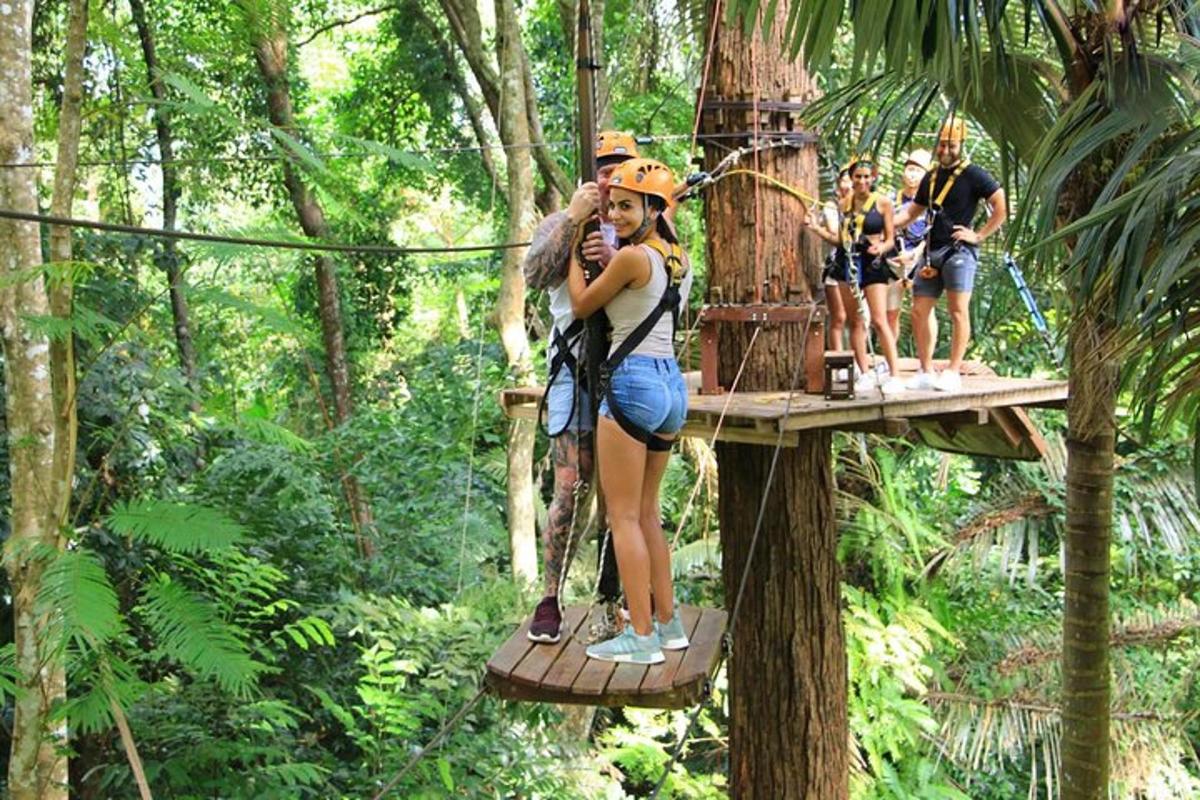 skupina ljudi na ziplineu v gozdu