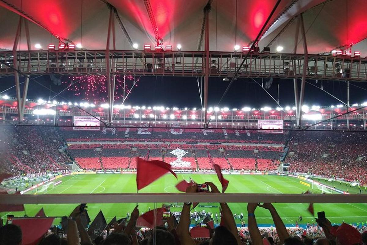 uma multidão de pessoas assistindo a um jogo de beisebol em um estádio