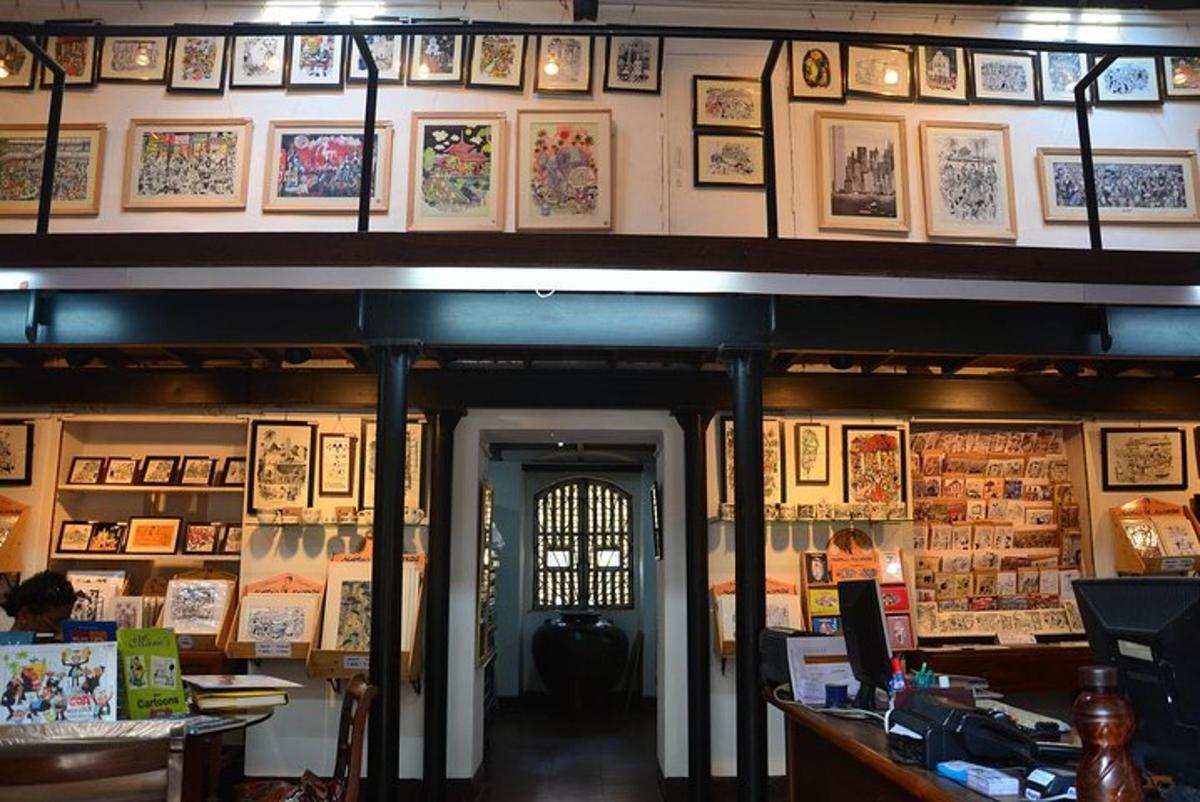 um restaurante com uma porta azul e fotos na parede