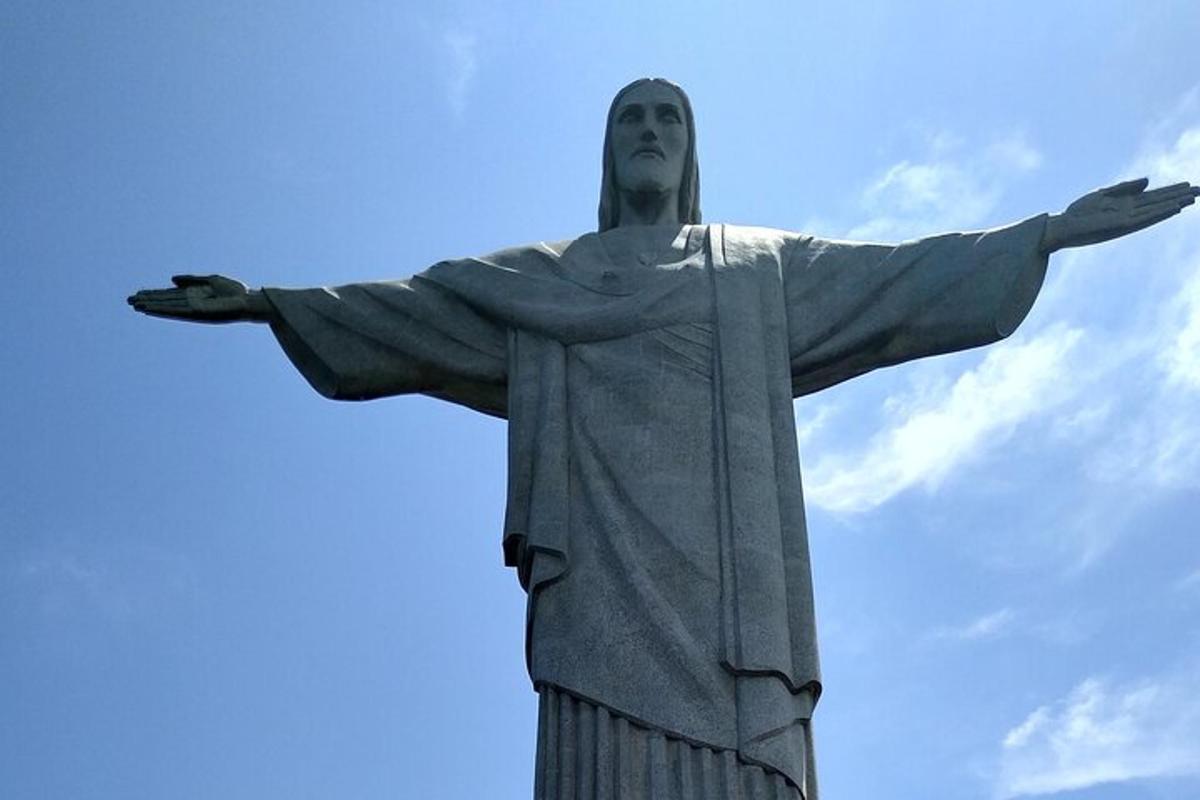 una statua del Cristo Redentore contro un cielo azzurro