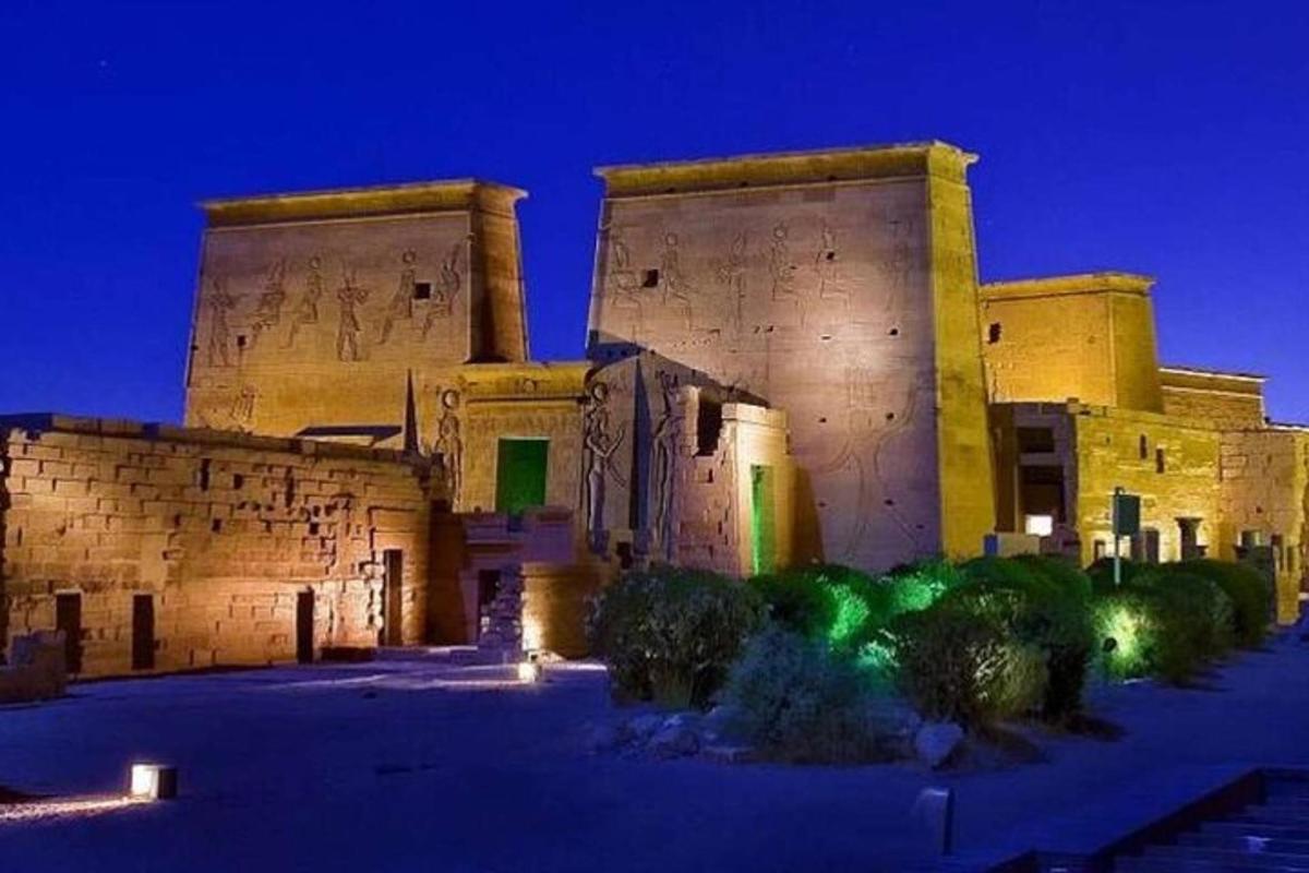 مبنى قديم مع أضواء خضراء أمامه