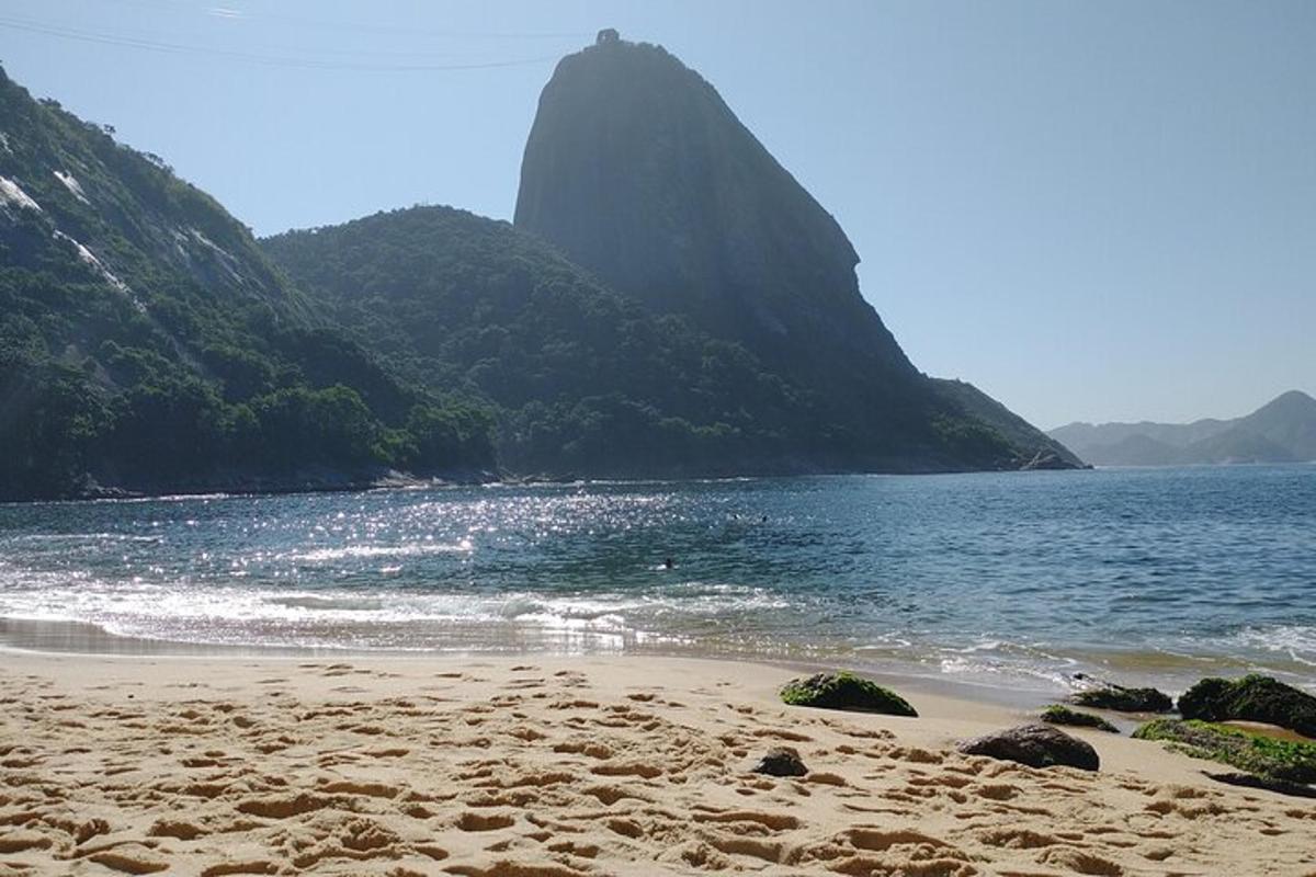 pantai berpasir dengan latar belakang gunung