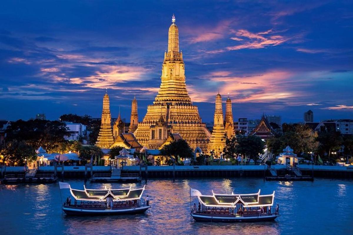 dois barcos na água em frente a um grande edifício