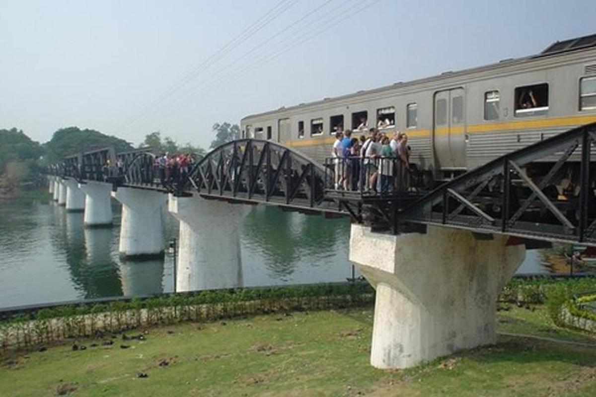 un treno su un ponte sopra un fiume