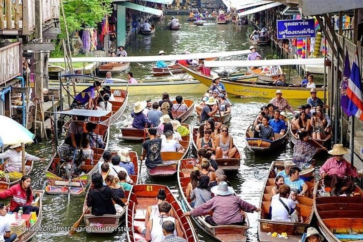 un gruppo di persone che viaggiano in barca su un fiume
