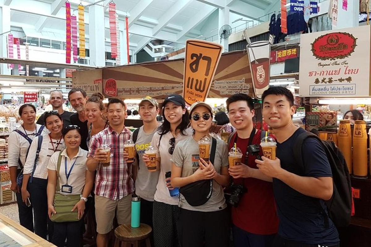 Un grupo de personas sosteniendo cerveza en una tienda.