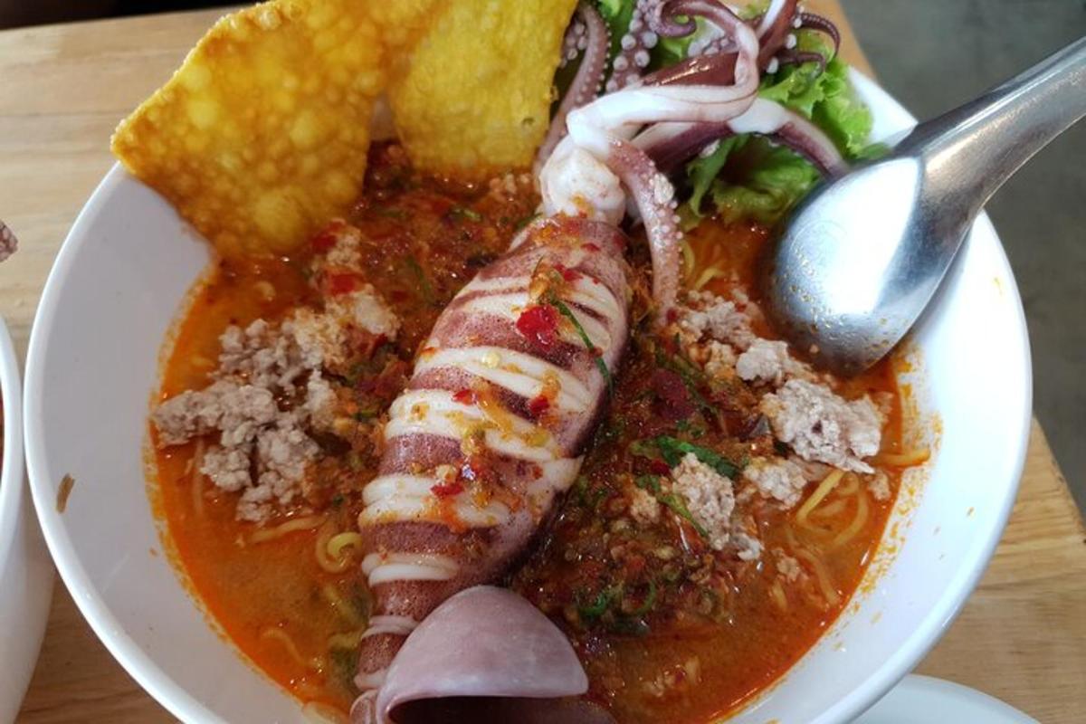 semangkuk sup dengan kaki udang galah di dalamnya