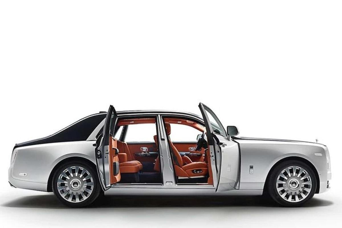 um carro branco com as portas abertas em um fundo branco