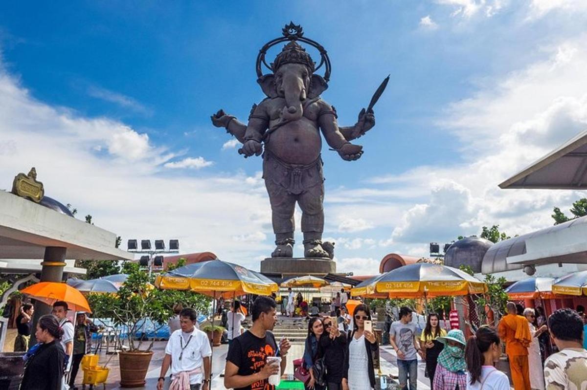 uma grande estátua na frente de uma multidão de pessoas