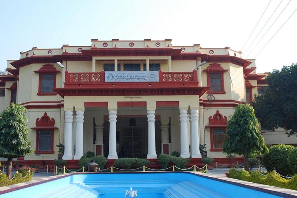một tòa nhà có hồ bơi ở phía trước