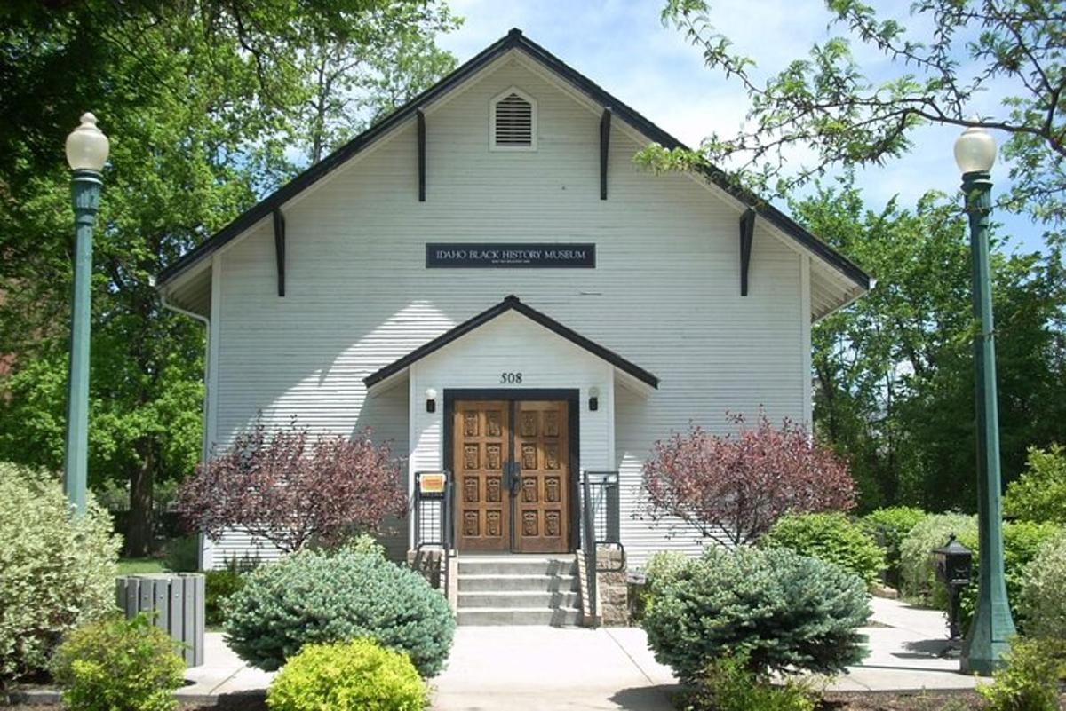 una chiesa con un cartello sulla facciata