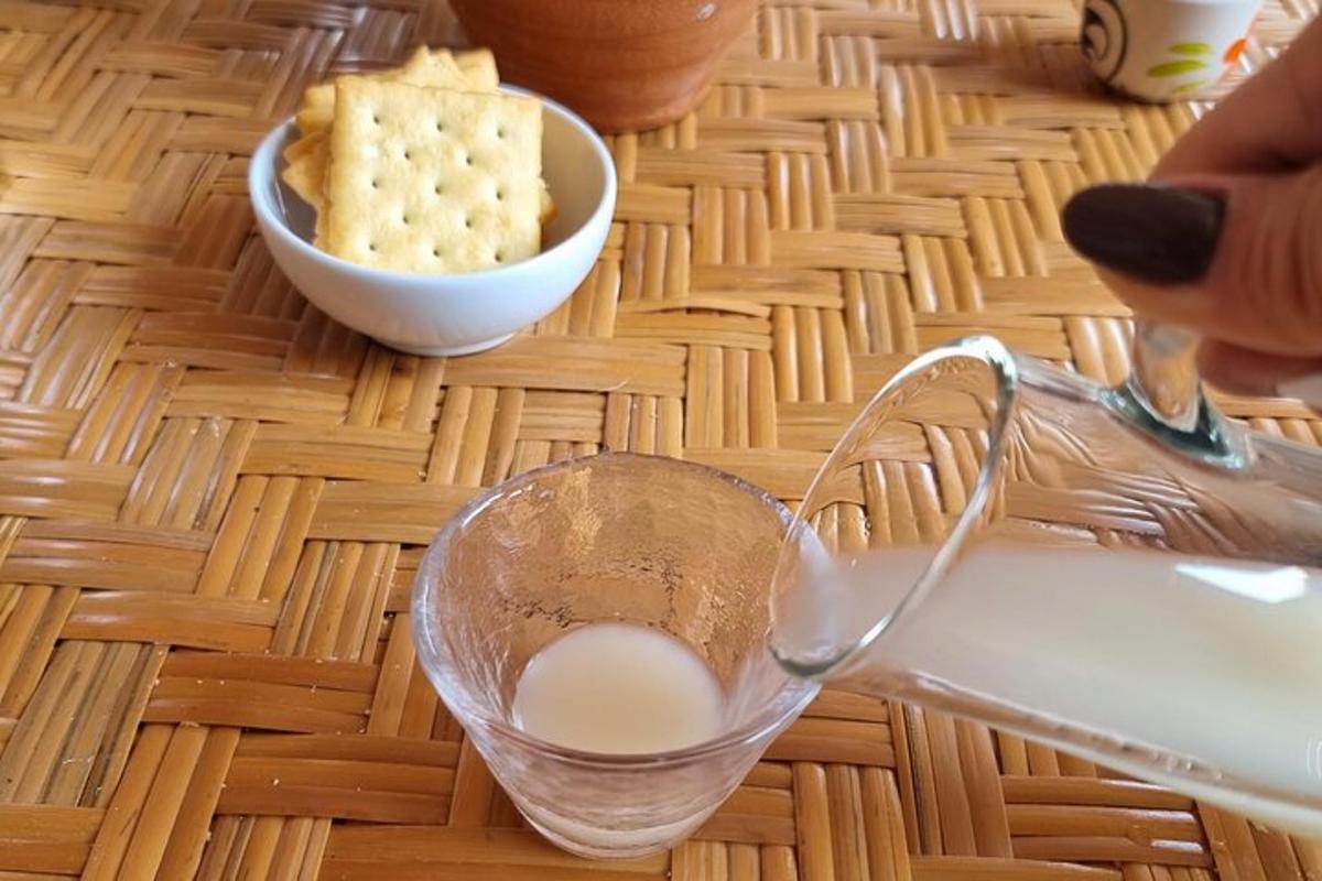 una ciotola di vetro di latte e una ciotola di cracker su un tavolo