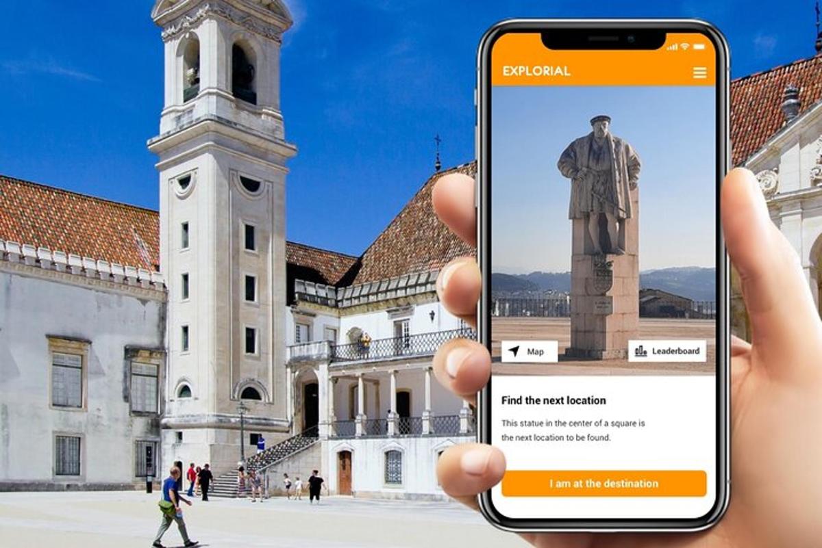 eine Person, die vor einem Gebäude ein Mobiltelefon hochhält