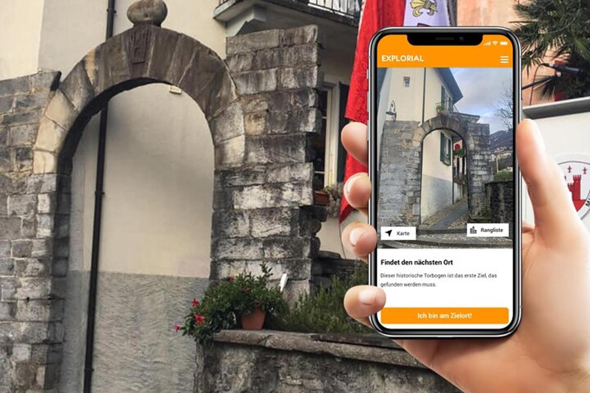 inimene, kes hoiab hoone ees mobiiltelefoni
