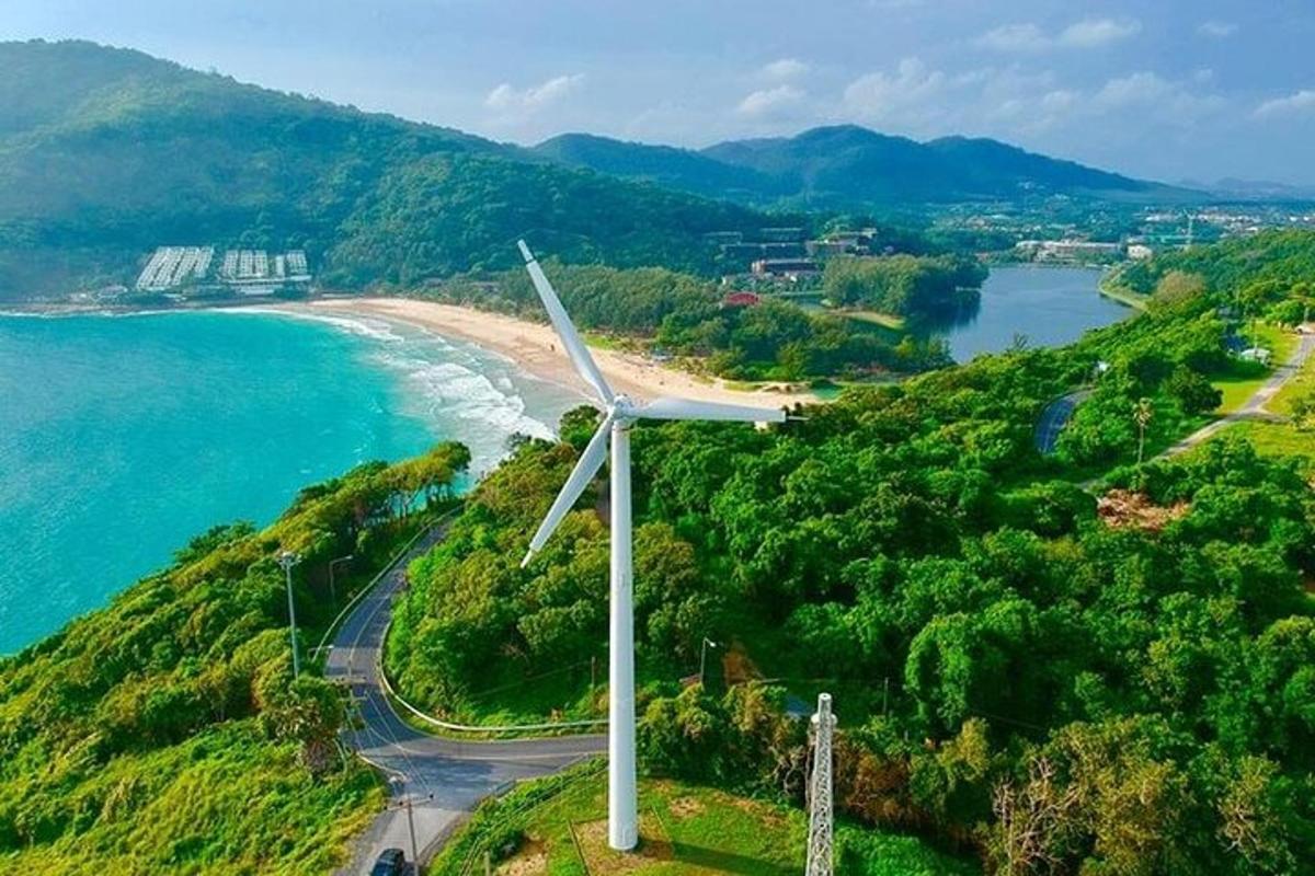Zračni pogled na vetrno turbino ob plaži