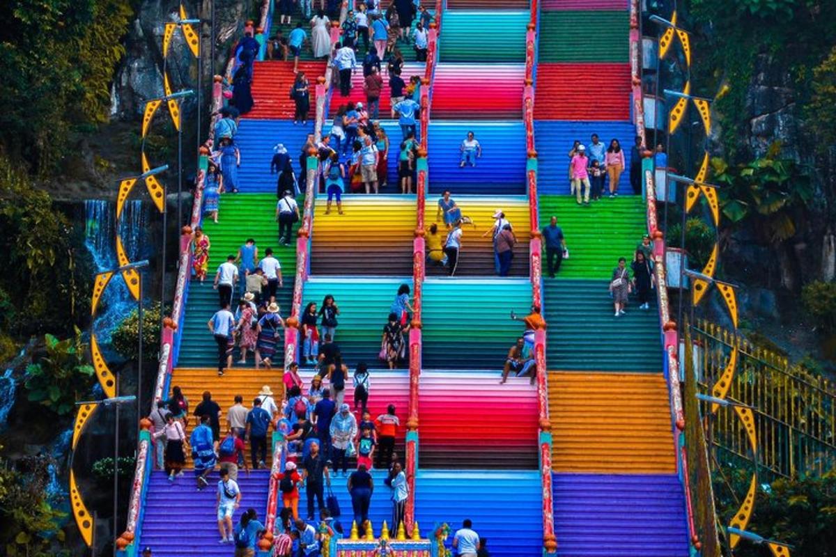 un gruppo di persone che scende una scala color arcobaleno