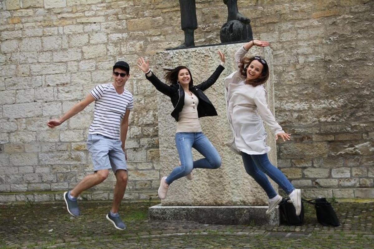 eine Gruppe von drei Personen, die vor einer Statue springen