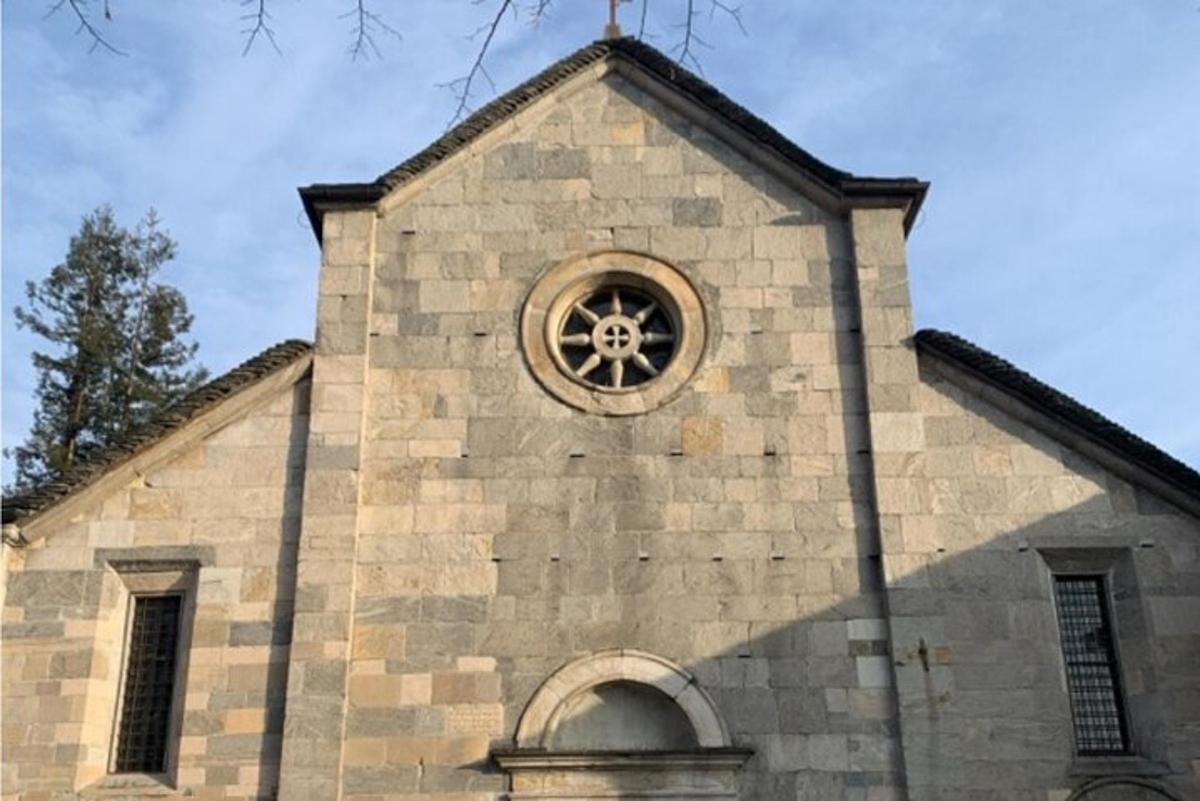cerkev z uro ob strani