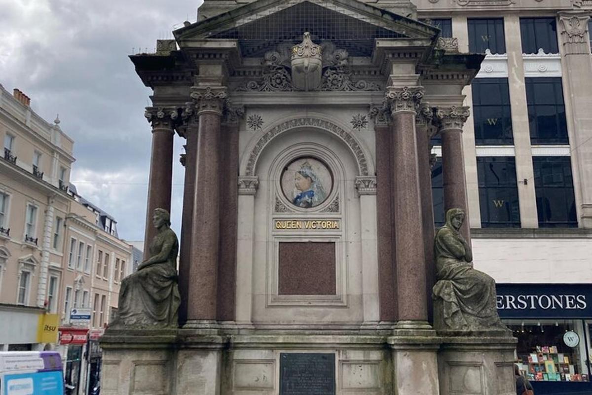 un monument davant d'un edifici amb estàtues