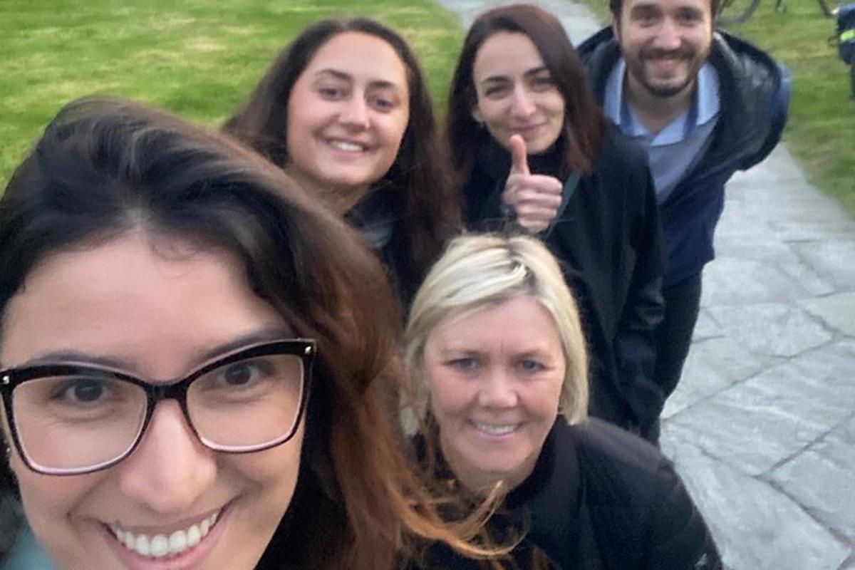 un grupo de personas posando para una foto