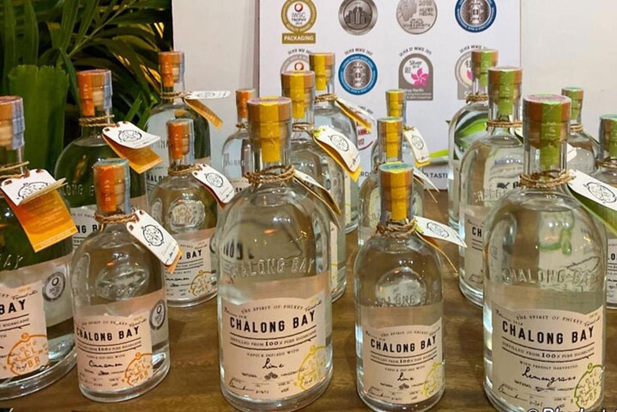 sekumpulan botol alkohol duduk di atas meja