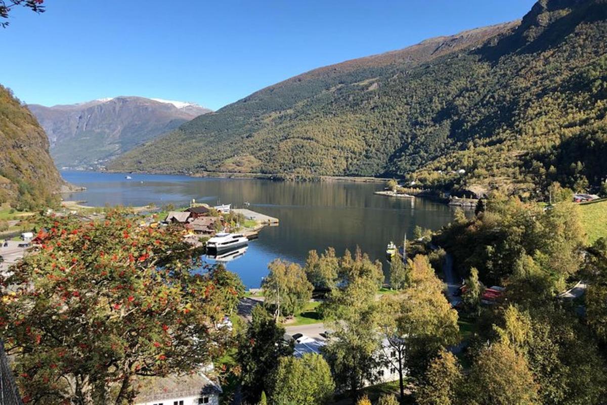 pohled na jezero s lodí v něm