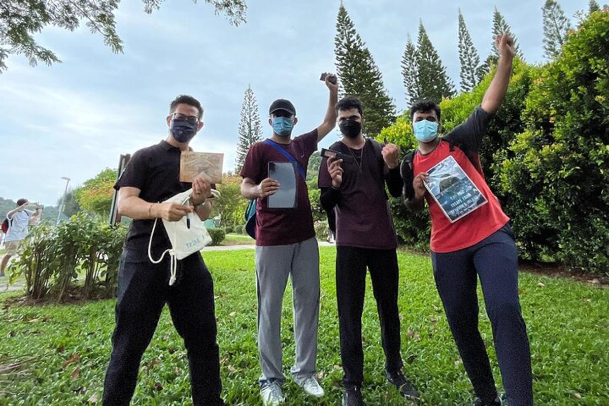 skupina ljudi z maskami, ki stojijo na polju