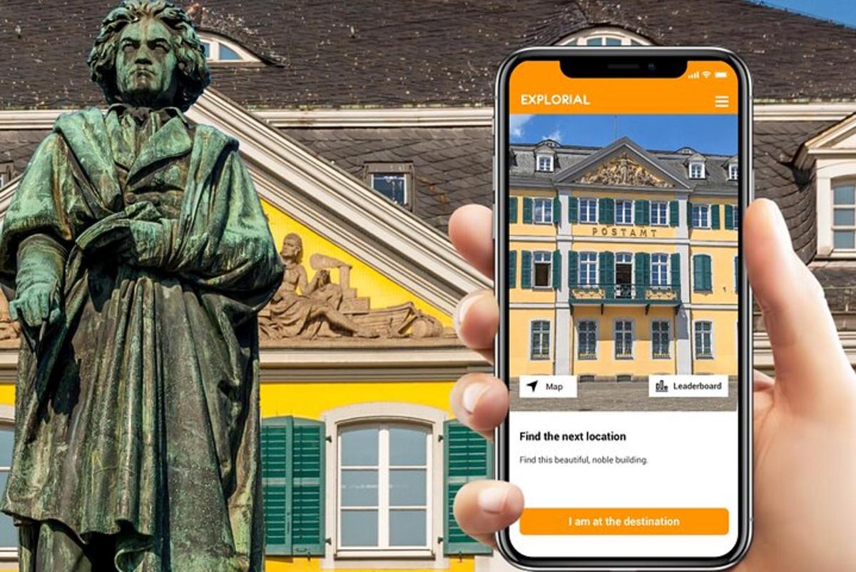 oseba, ki drži telefon pred kipom