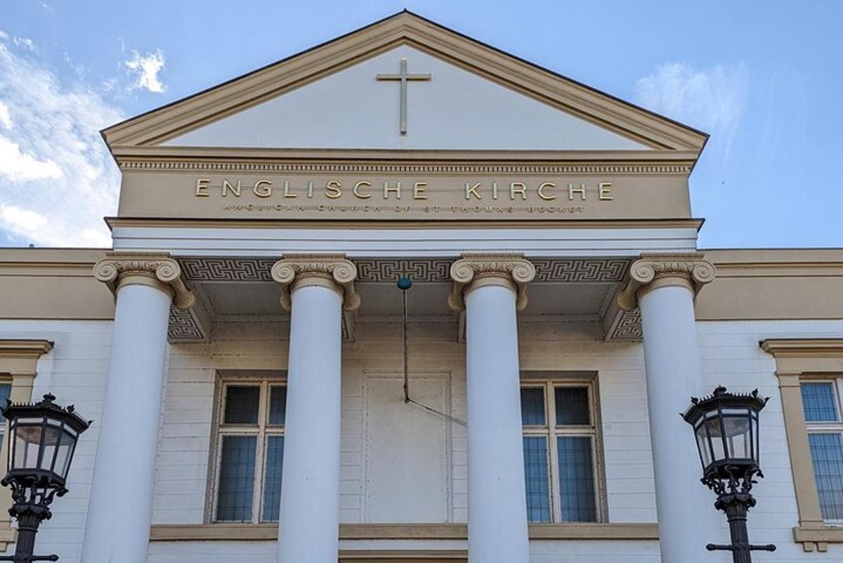церква з хрестом на даху будівлі