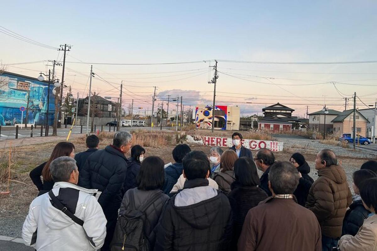 μια ομάδα ανθρώπων που στέκονται σε μια ομάδα με μια πινακίδα