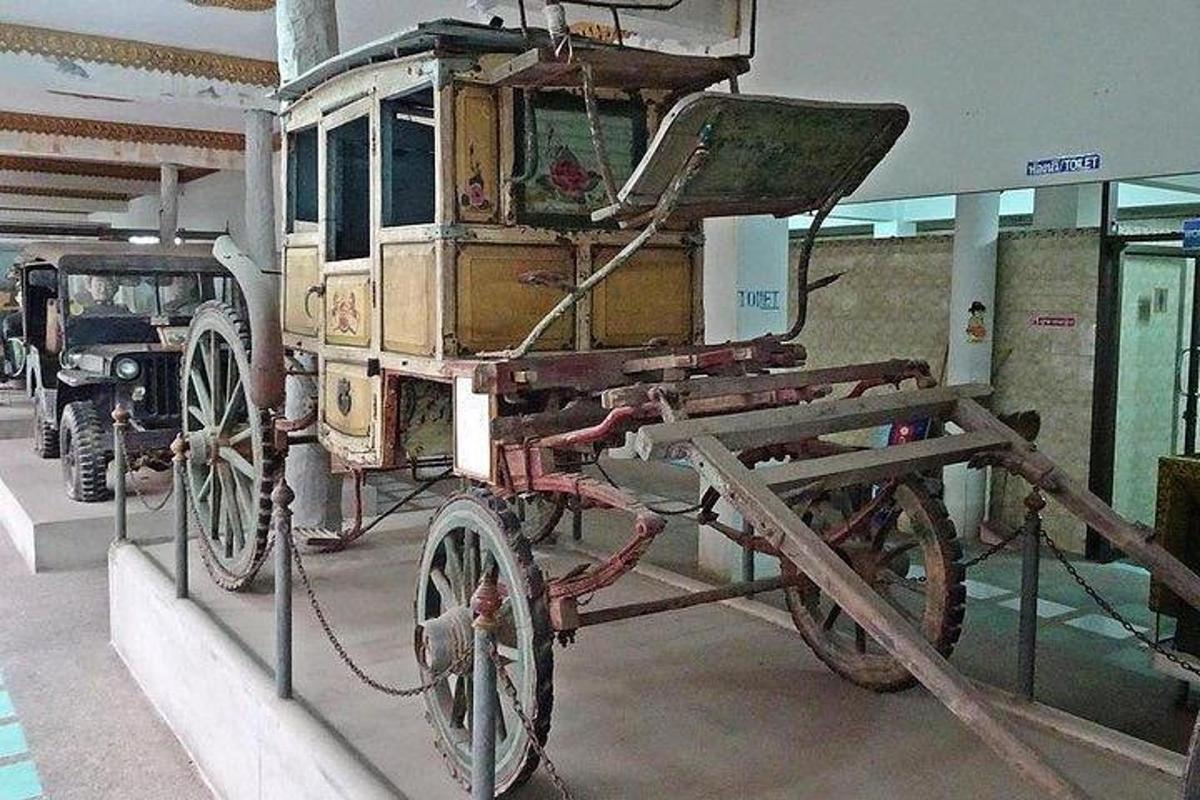 Un antiguo carruaje tirado por caballos en exhibición en un museo.