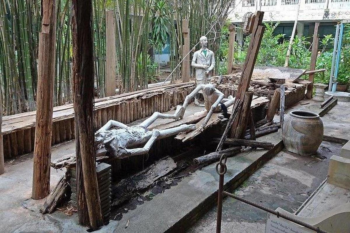 Una estatua de dos personas acostadas en una cama.