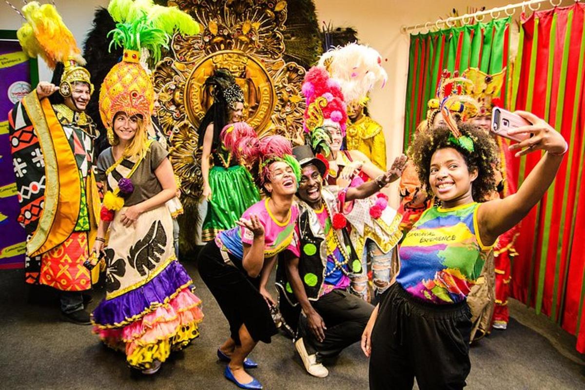 um grupo de pessoas vestidas com fantasias coloridas