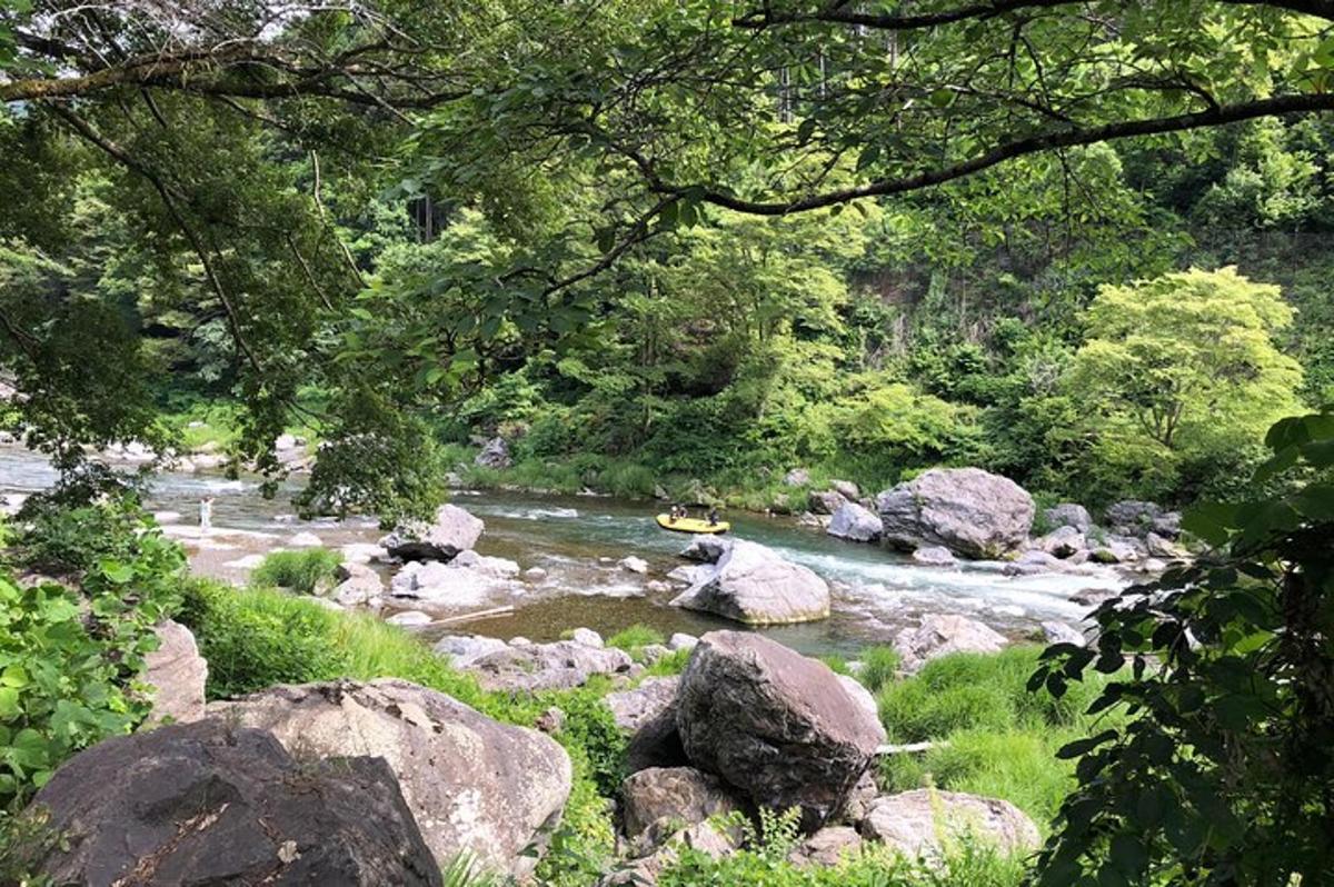 sungai dengan batu dan perahu di dalamnya