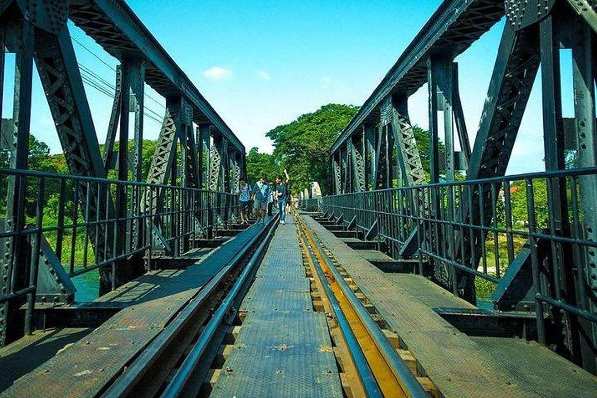 Un puente sobre un río con gente caminando sobre él.