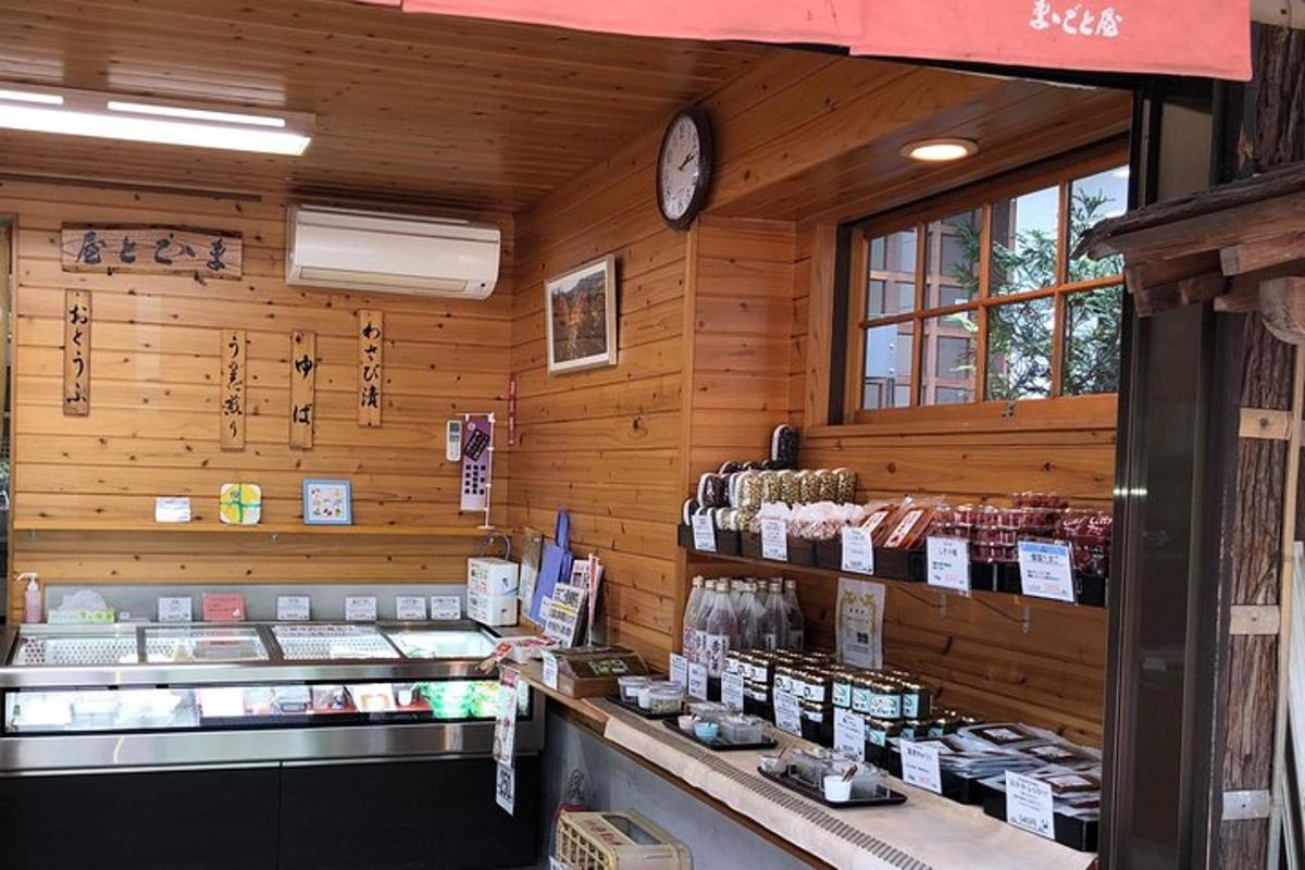 sebuah kedai dengan dinding kayu dan jam di dinding