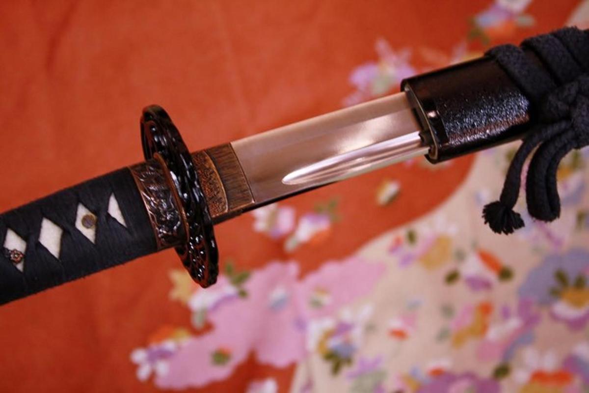 un primo piano di un coltello su un tavolo