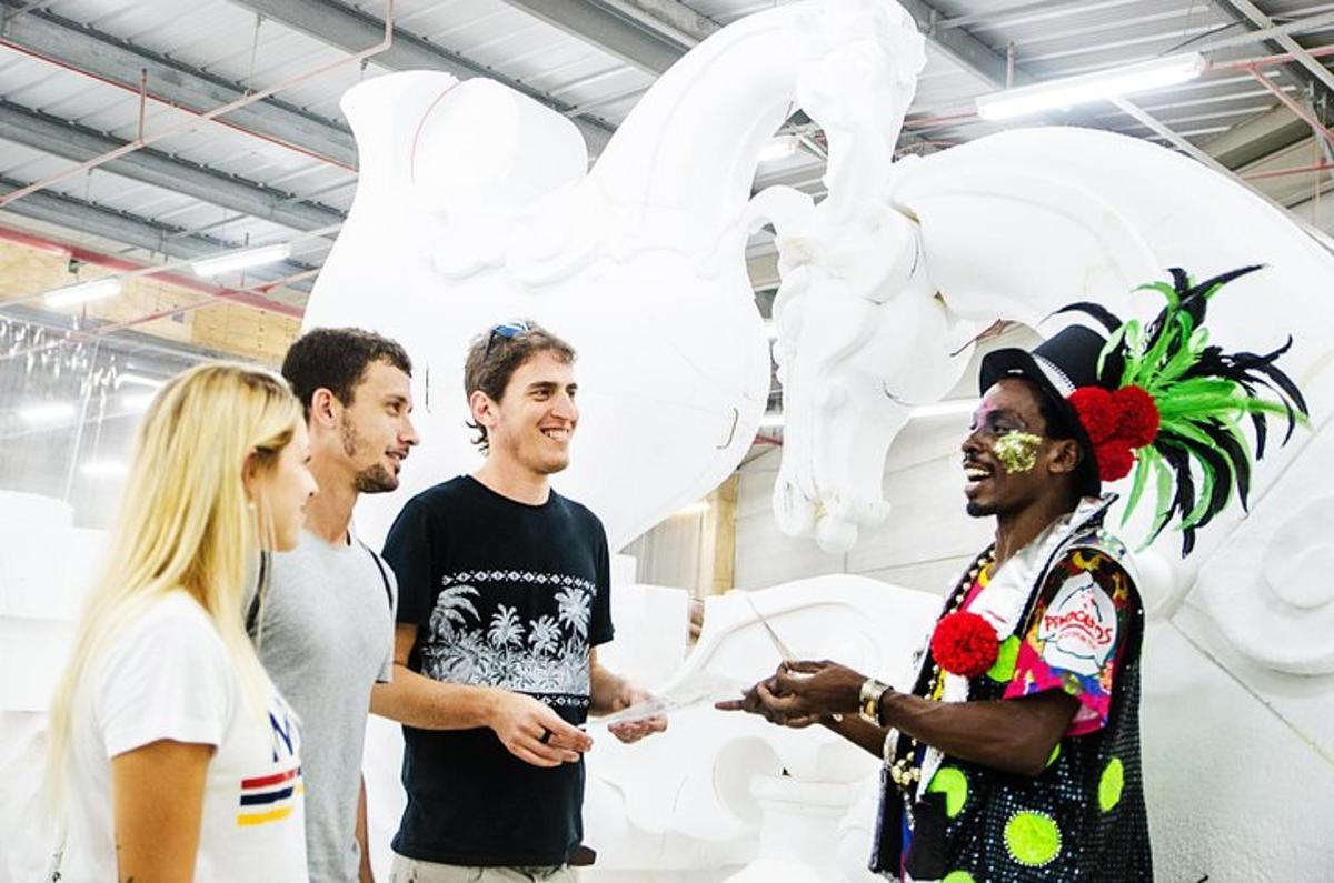 um grupo de pessoas em pé em frente a uma exposição de arte