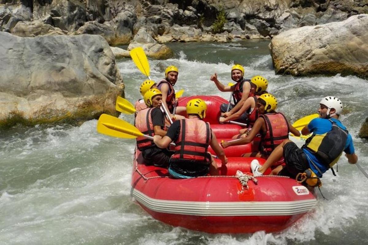 sekelompok orang di atas rakit di sungai