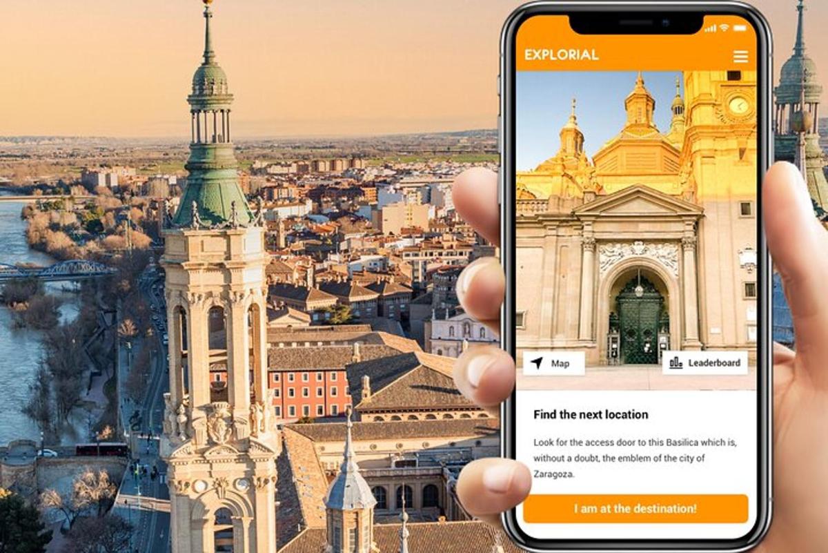 osoba držící mobilní telefon, aby vyfotila budovu