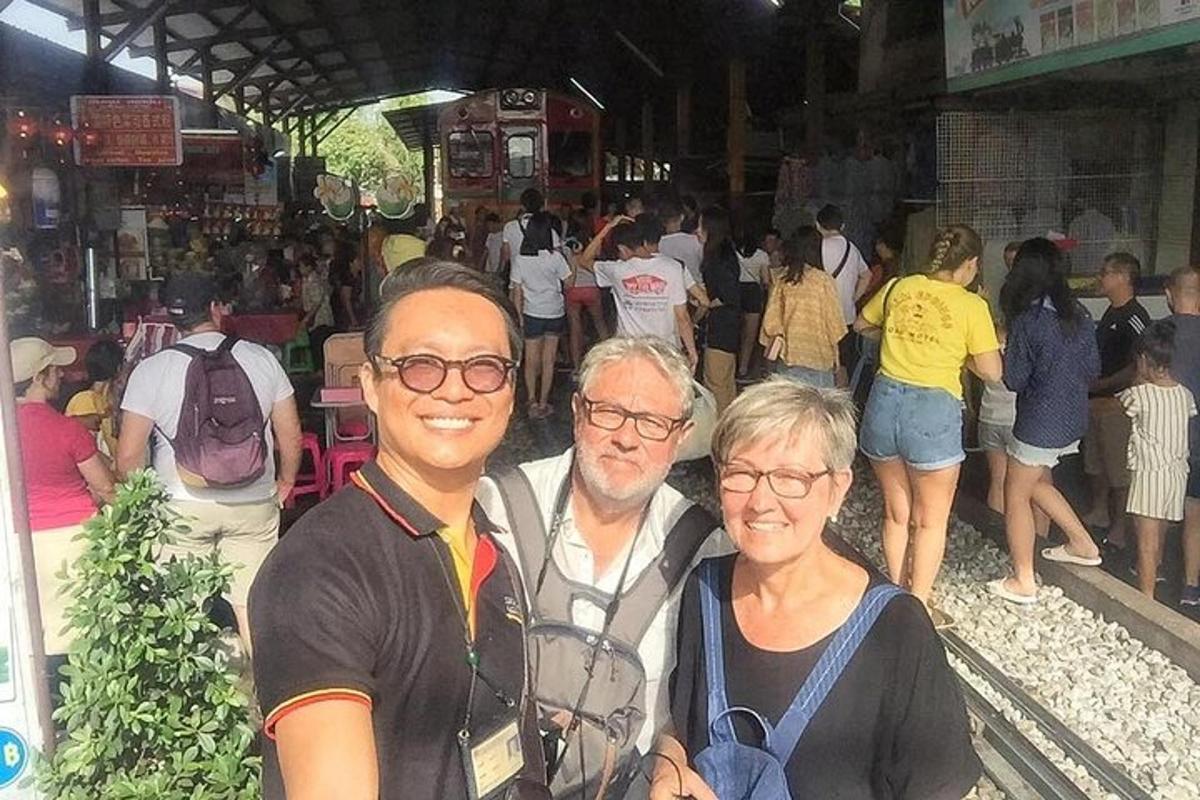 un grup de oameni care pozează pentru o fotografie într-o piață