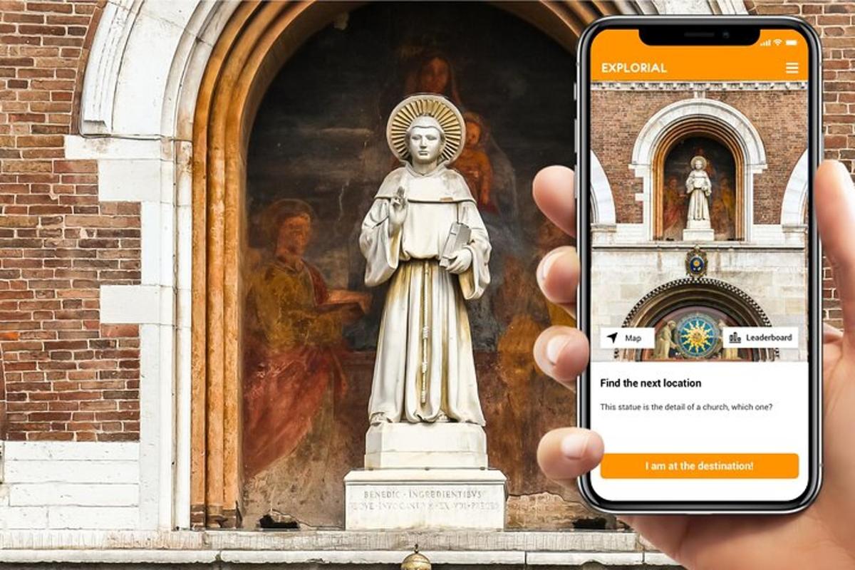 inimene, kes hoiab kuju ees mobiiltelefoni