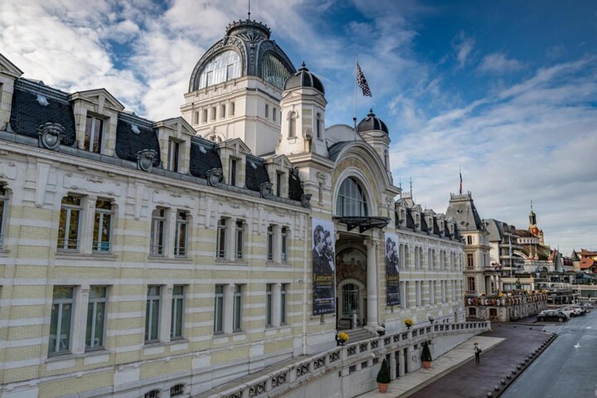 un grande edificio bianco con una bandiera in cima