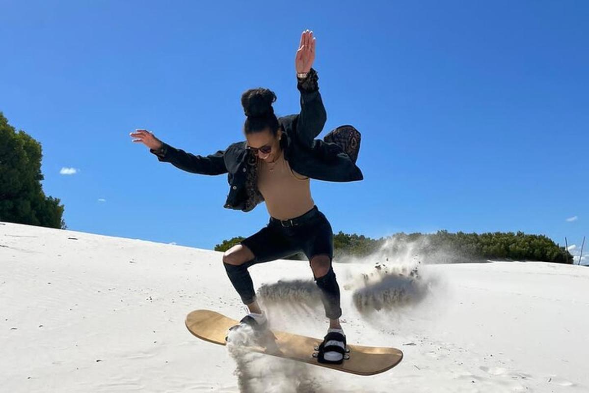 ein Mann auf einem Skateboard am Strand
