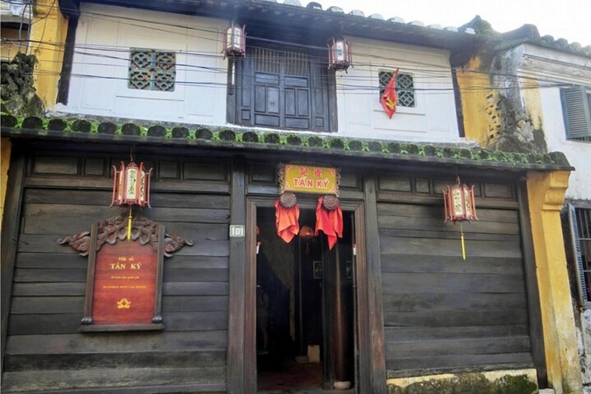 前に看板がある建物